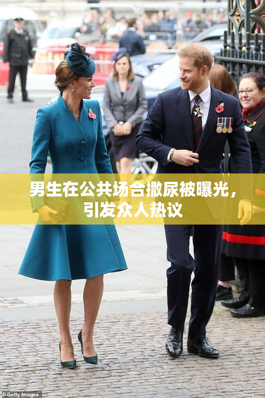 男生在公共场合撒尿被曝光，引发众人热议
